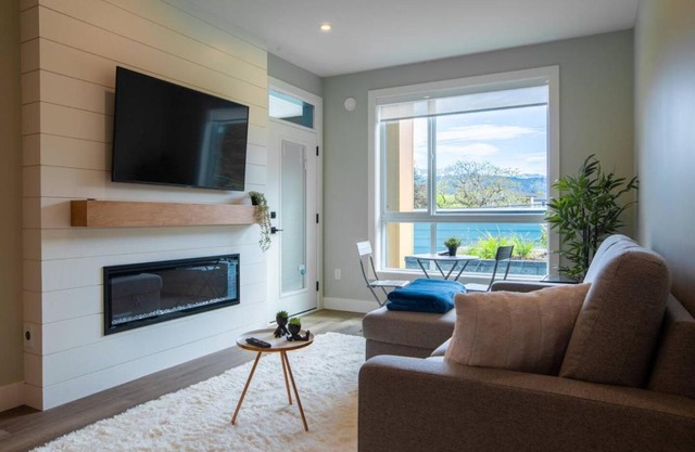 New 1 Bed Condo with Mtn Views