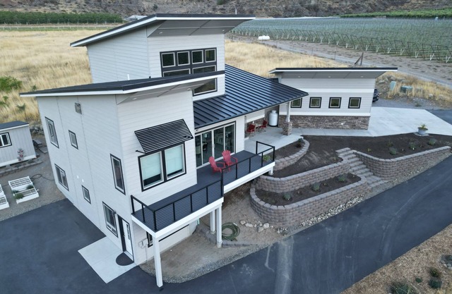 New 1 bedroom daylight apartment between Lake Chelan and Wenatchee