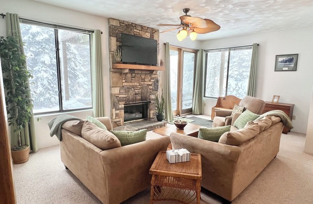 NEW! 1st Floor TRUE Ski In/Ski Out 3BR/3BA w A/C, Close to Hiking, Pools & Golf