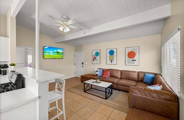 New 2 Bed Apartment Close to Downtown and Beach!