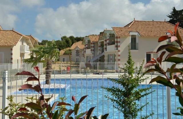 Neue 2-Zimmer-Wohnung mit Zwischengeschoss, privatem Pool, Strand und Wald