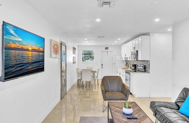 NEW 2 Bedroom close to Hollywood Beach and Casino