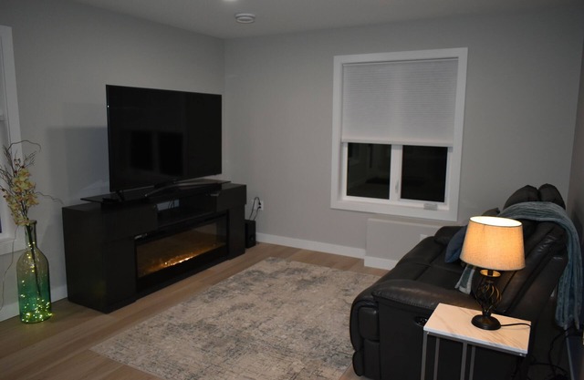New! 2 Bedroom Ground Floor Unit With Parking, Separate Entrance. Full kitchen.