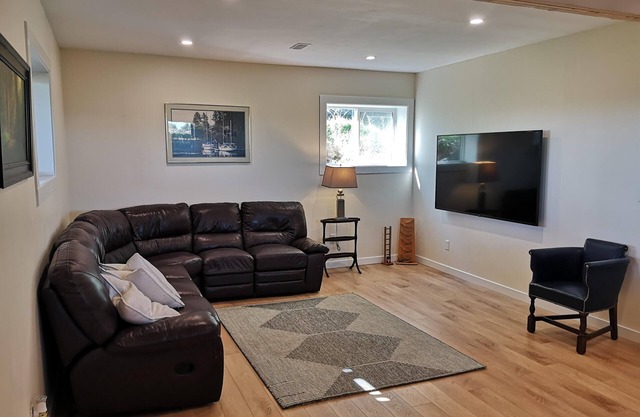 New 2-bedroom Suite. A short drive to Waterton Park.