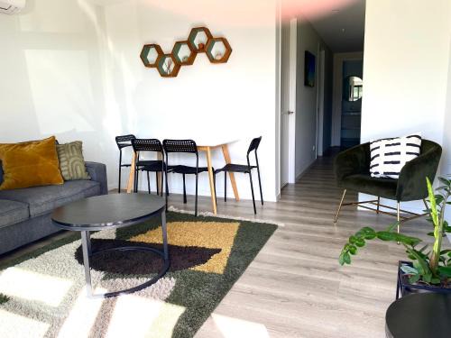 New 2 bedroom unit close to Beach and Village