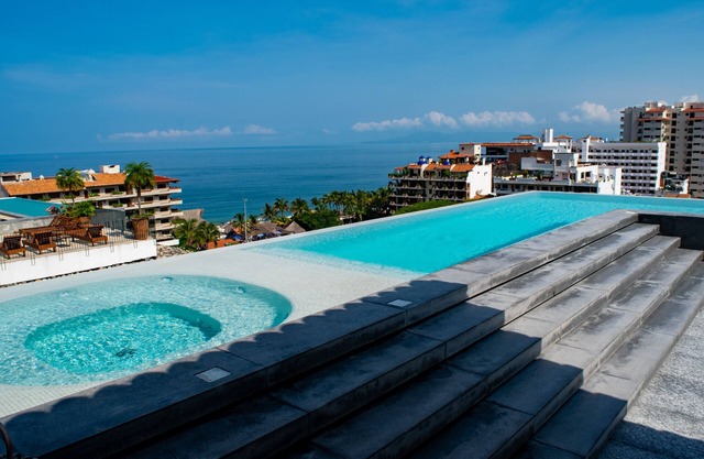 Neue 2 BR Wohnung, 5 Minuten zum Strand. Amazing Meerblick von der Dachterrasse mit Pool!