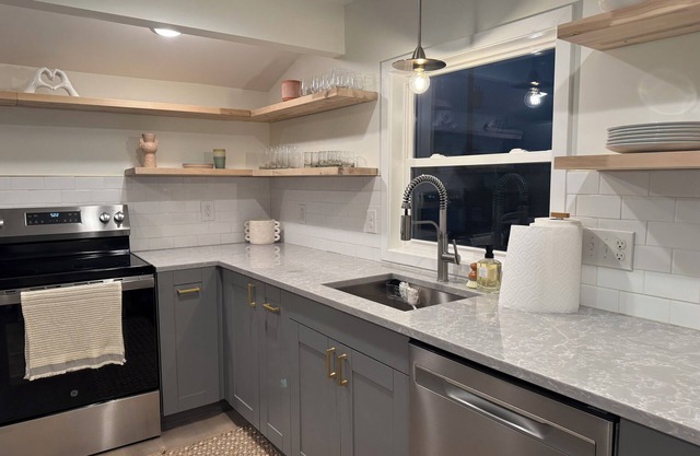 New 2024-Renovated Modern Farmhouse - Top Floor Unit