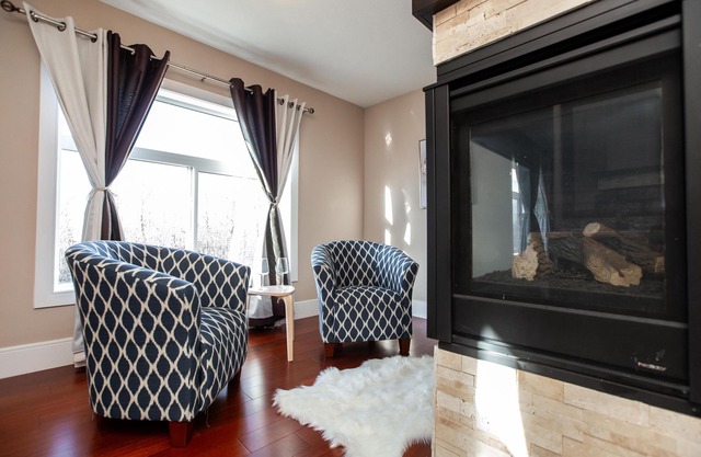 |NEW| 2500 SQFT Luxurious home|Sleeps 8|King Bed