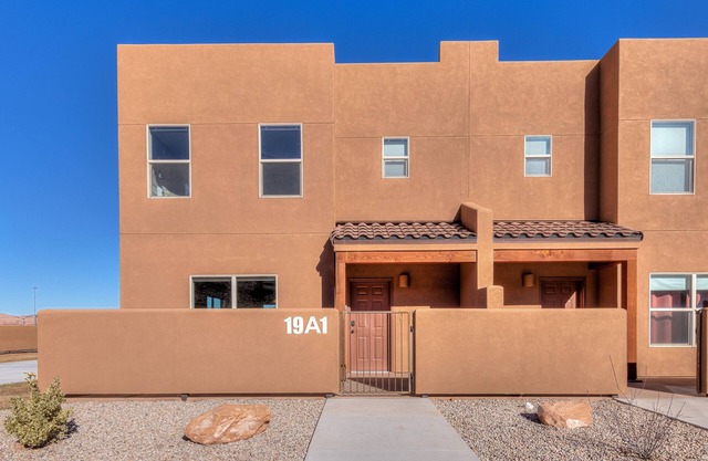 New 2bd, 2.5 bath Townhome w/ Red Rock Views, Pool, Hot Tub, full kitchen, w/d