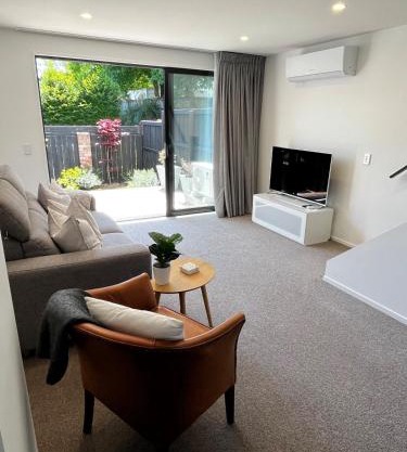 New 2bed2bath townhouse with parking by Hagley Park