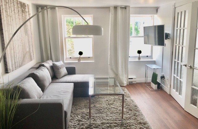 New 2Bedroom Old Quebec Private Balcony, Parking, AC, Fast WiFi, All Included