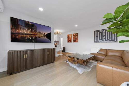 NEW 2BR, 1BA, Outdoor Fireplace, Patio Lounge, Western Vibes, Smart TVs, Ambient Lighting