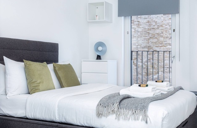 New 2BR wBalcony 1 min Ponders End Train, Enfield