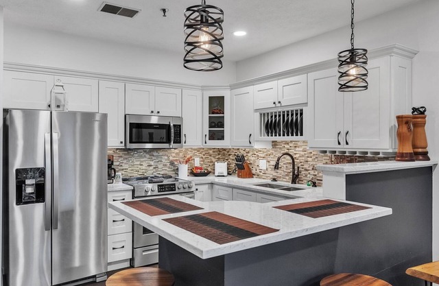 NEW! 2nd Floor Front Side Signature Suite - 201 by Grand Wood Suites