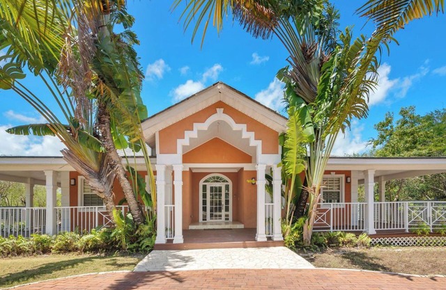 NEW 3 BDR villa near Jolly Hall beach and Turtle beach in Welcoming George Town