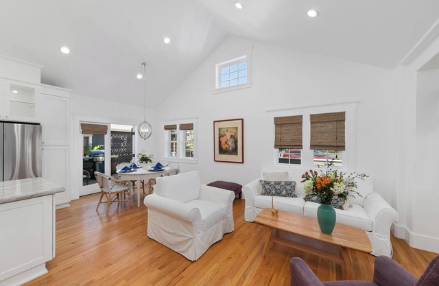 New, 3 Bed, 2 Bath, Walk to Bars, Food, Shops, Luxury Home, Large TV's. Comfy!