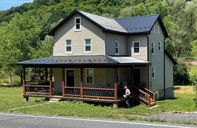 NEW! 3-bed farmhouse in Duncansville w AC, WiFi. Close to Blue Knob Ski Resort