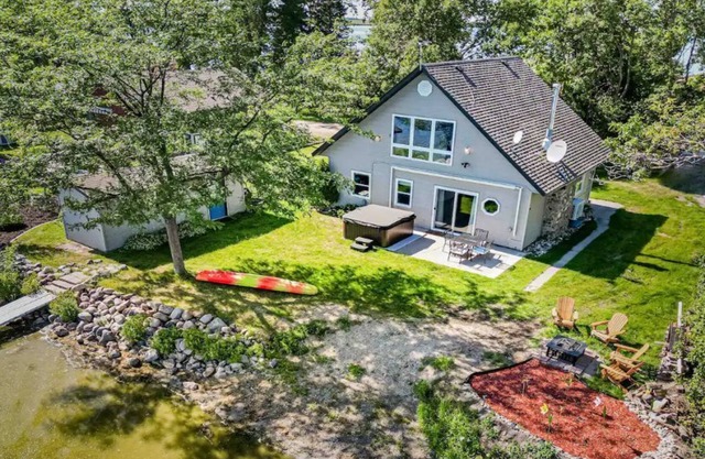 NEW: 3 Bedroom Lake Cabin With Hot Tub