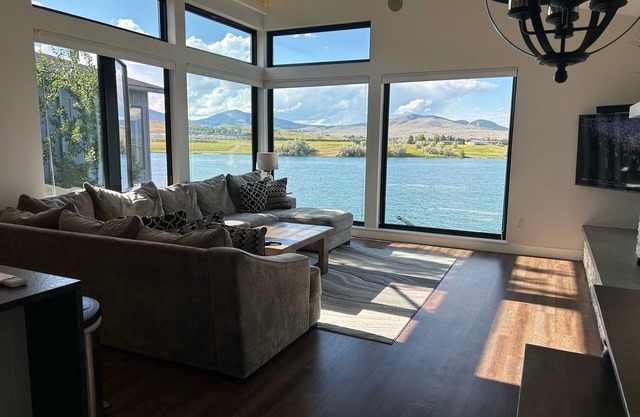 New! 3-bedroom lake-front condo on Flathead Lake