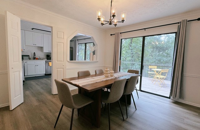 new 3-bedroom townhome in Roswell,nearby Avalon.north point mall,old mill park