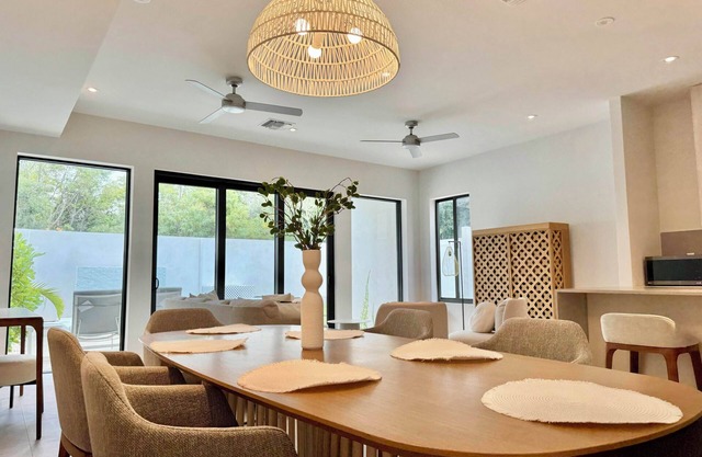 New 3bd Townhouse - Gated - Private Plunge pool - Beach and Gym access