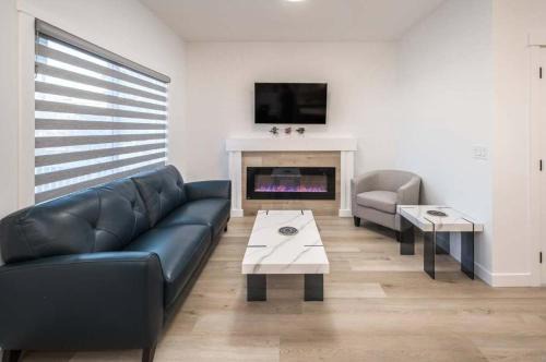 NEW! 3BR Family w Yard - Sleeps 8, FREE Banff Pass, Wine, Netflix & Parking! LARGE GROUP OPTION, ASK US!