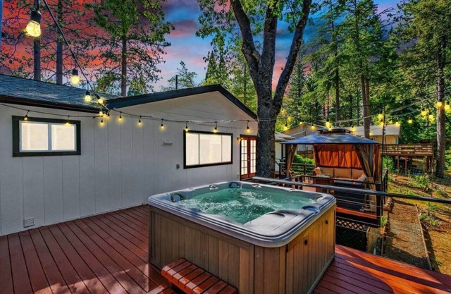 Beautiful House: with HotTub, Firepit, BBQ, Dogs OK