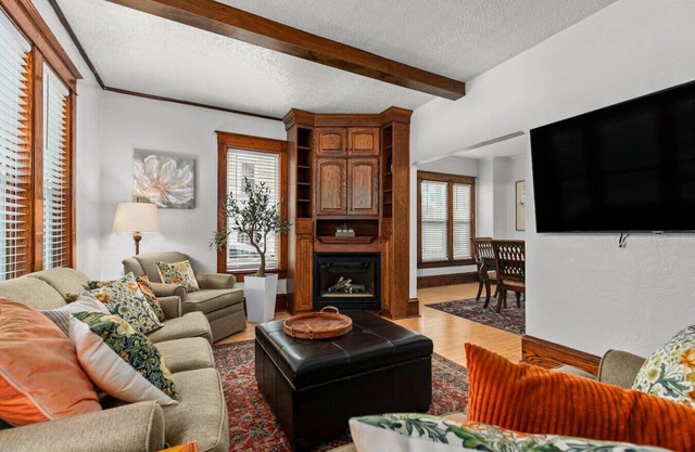 New! 3BR Sleeps 9! 4 min to Downtown Appleton