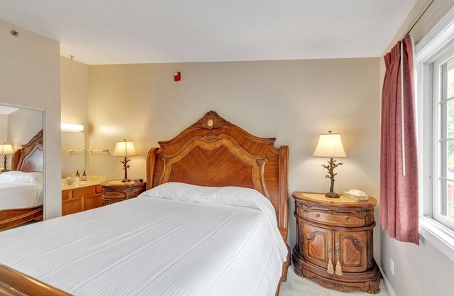 NEW! 3rd Floor Front Side Penthouse Suite - 302 by Grand Wood Suites