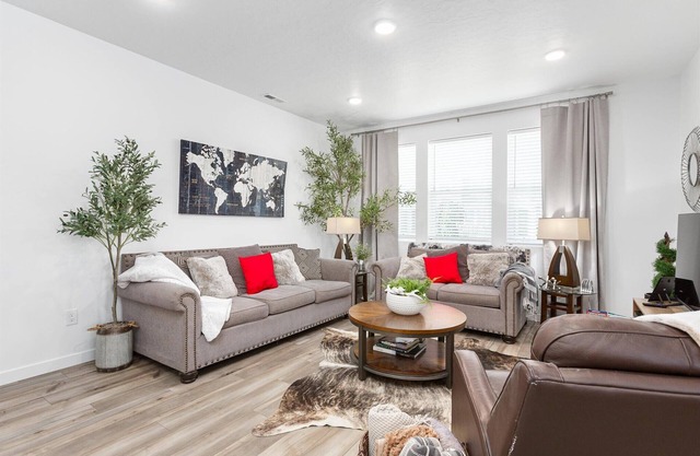 New 4-bdrm 2 1/2 bath townhome in Eagle with King Beds Pool WiFi 2 car Garage