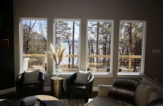 New 4 Bdrm Cabin w/Lakeview, Sleeps 12 comfortably, 1/2 Mile to the Marina!