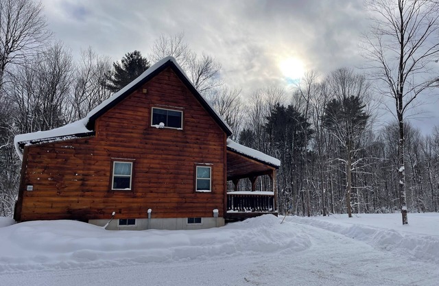 New 4-bedroom cabin in Cleveland with a Hot tub