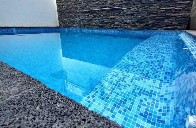 New 4 Bedroom House Sleeps 16 Pool, BBQ and more!