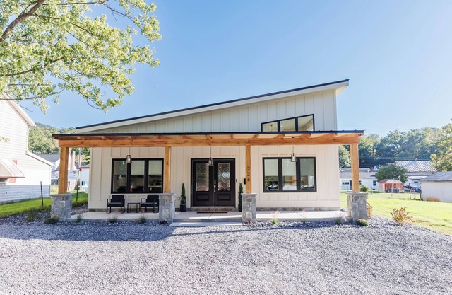 New 4-bedroom house in Buena Vista with WiFi and AC near SVU