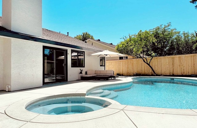 New 4-Bedroom House with Pool, Jacuzzi-Prime Location Near Downtown and Airport!