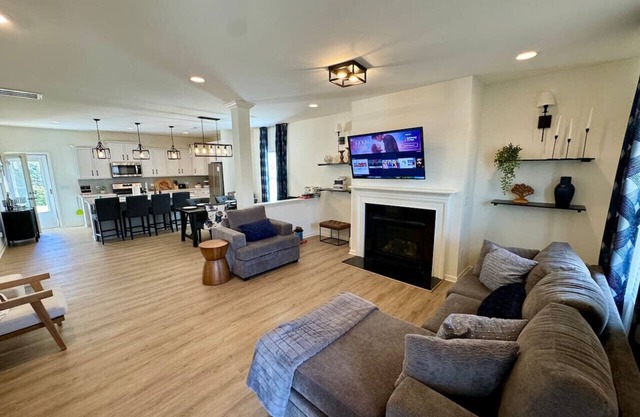 New 4 Bedroom w/ Fitness Center, & Parks