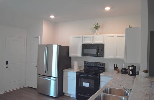 New 4-bedroom pet-friendly house with WiFi and AC in pleasant Cabot