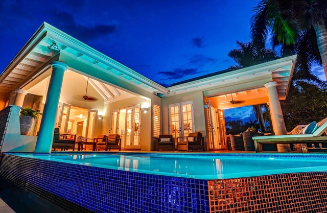 Neue 4-Zimmer-Villa mit Infinity-Pool, nur wenige Gehminuten vom Strand entfernt!