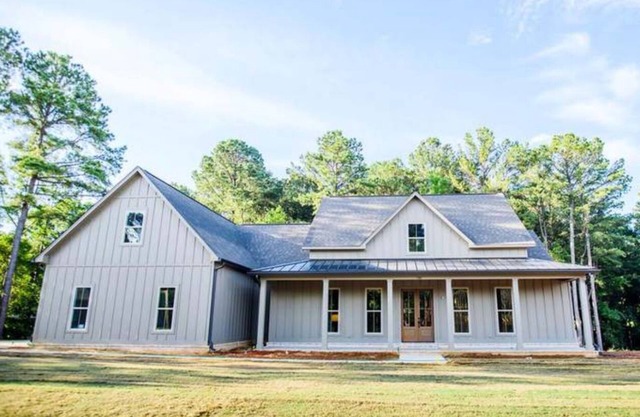 New 4bed, 4.5 bath, Custom Farmhouse in Oxford, MS. 12 Minutes from town square.