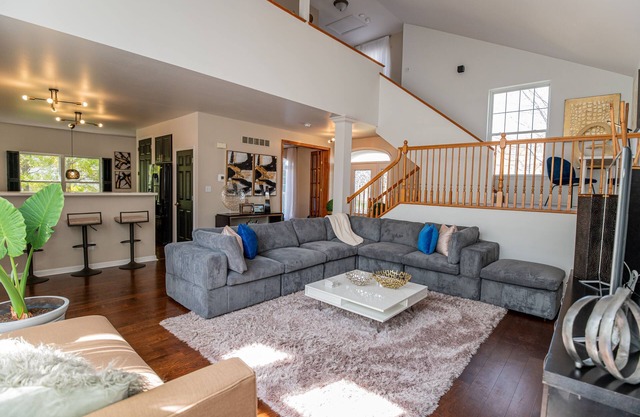 NEW 4BR house w/2 King Suites Garage Parking