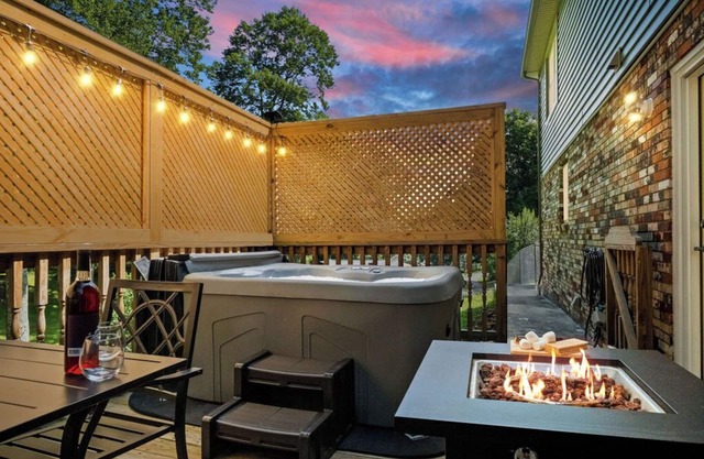 NEW 5 min to Summersville Lake I Hot Tub I Game Room I Grill I Fire pit