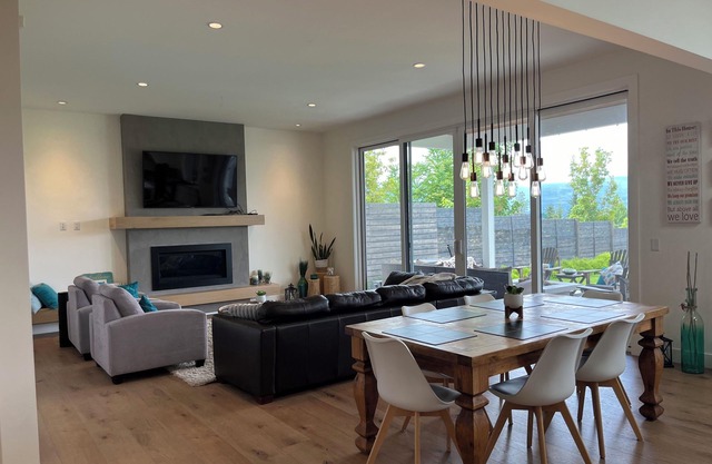 🏖️☀️NEW! 5 mins to Beaches,Trails,& Wineries. Modern House w/a huge Hot Tub Spa!