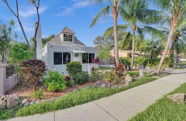 NEW! 5 minutes from the beach! Cozy retreat in Hollywood!
