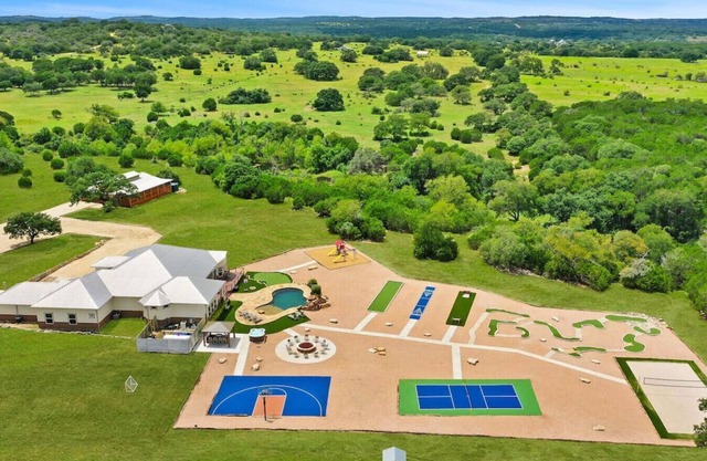 ** NEW 5 STAR HILL COUNTRY RETREAT **