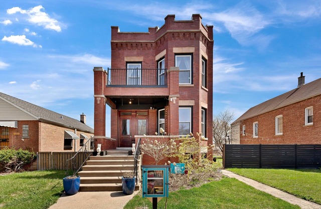NEW! 6 Bed Whole House in Chicagolands Trendy Berwyn
