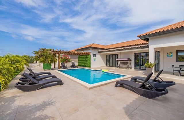 NEW 6BR Villa w/ Pool across street @ PalmBeach