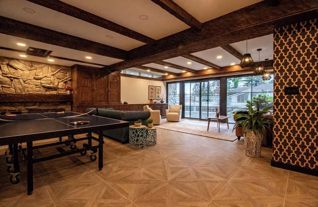 NEW! 8BR Catskills Retreat: Hot Tub-Pool Skiing-Fireplace-WiFi-Mountain Views