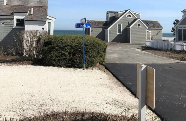New ACs, Prime spot, right on the beach path. 45 second walk to the beach.