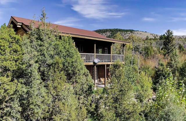 NEW AIR COND. CREEK-SIDE CABIN ON WOODED LOT IN HISTORIC VIRGINIA CITY, MONTANA
