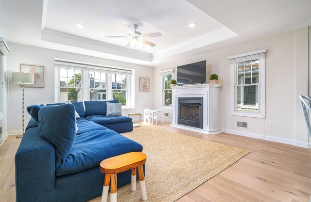 New Airy 4BR. Walk to the beach & bay